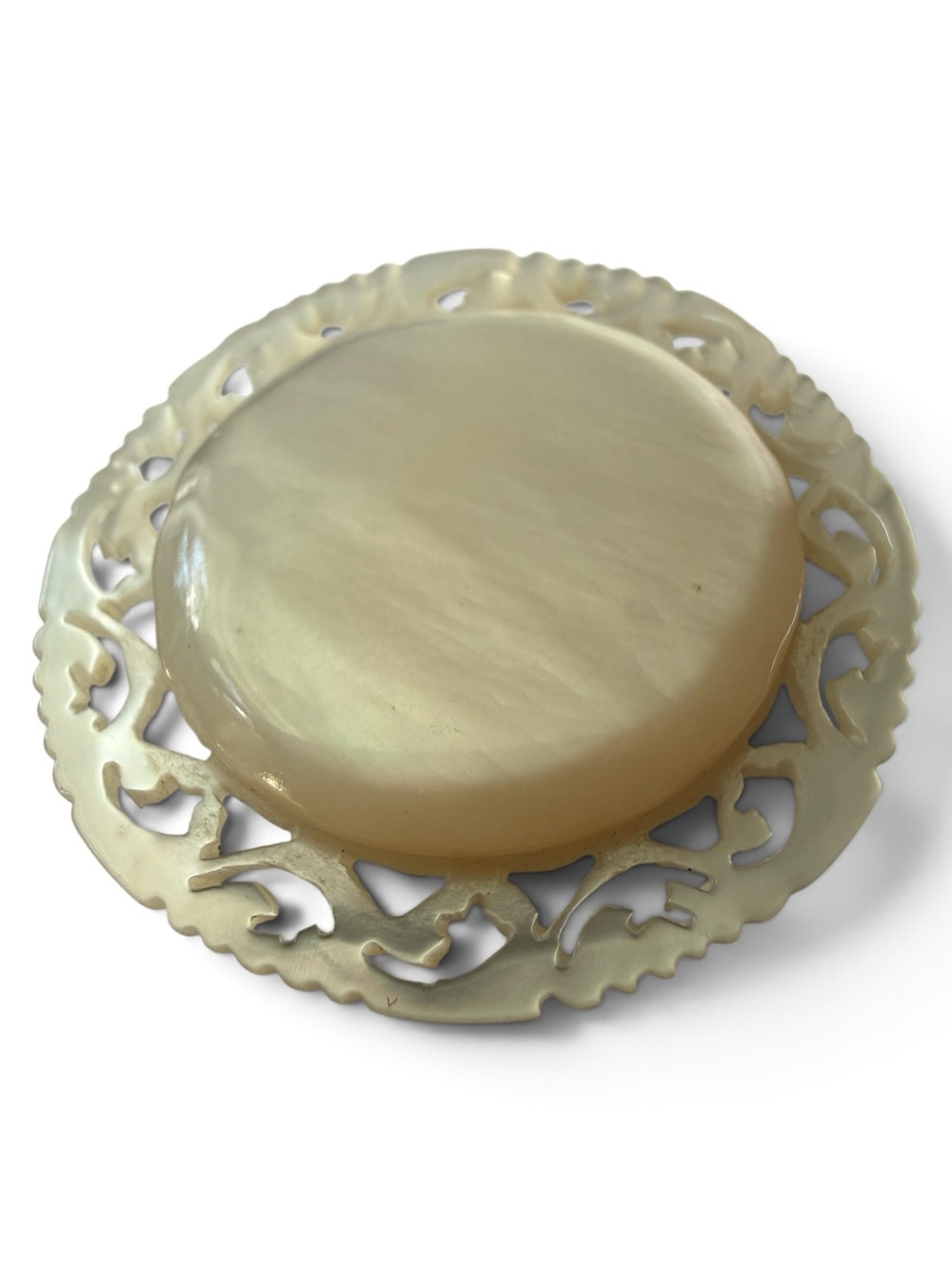 Vintage 1940s–1950s Mother Of Pearl Brooch,  Mid‑Century C‑Clasp - Picture 5 of 12